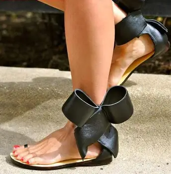Sandalia feminina/летни сандали-гладиатори на равна подметка с голям нос и каишка на щиколотке на нисък ток с отворени пръсти, черни, червени вечерни луксозни дамски обувки 2022