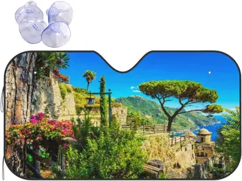 Сенника на предното стъкло на автомобила, средиземноморската скъпа каменна село с цъфтящи дървета, планини и море, слънце в прозореца 30x55