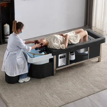 Циркулация на водата в салон спа-център, масажен стол за измиване на коса, легло за педикюр и шампоан.