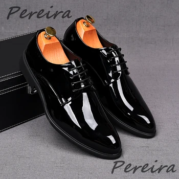 Черни модела обувки в света на стил от лачена кожа, мъжки ежедневни обувки, официални обувки за сватба булката с остър бомбе, мъжки лоферы в британския стил дантела